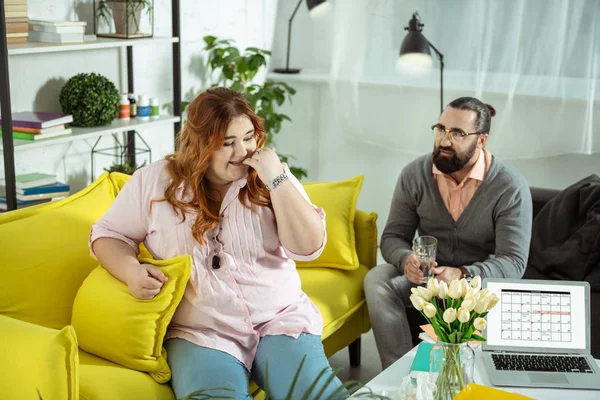 Positiva mujer joven encantada escuchando a su terapeuta — Foto de Stock