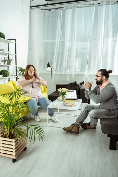 Terapeuta profesional demostrando ejercicios para la relajación emocional — Foto de Stock