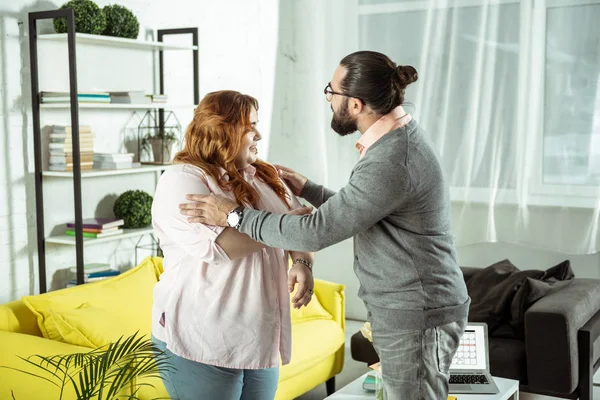 Agradable joven mujer disfrutando de la comunicación amistosa — Foto de Stock