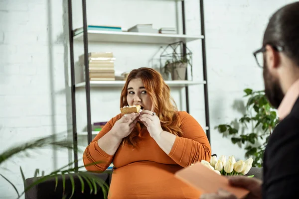 기쁨과 함께 케이크를 먹고 배 통 통 소녀 — 스톡 사진