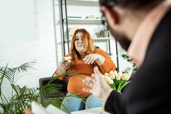 Jovem grave que sofre de bulimia desde a infância — Fotografia de Stock