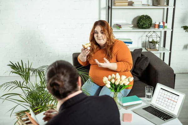 Emocional joven mujer mantener los ojos bien abiertos — Foto de Stock