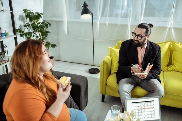 Persona femenina encantada positiva comiendo sabroso pastel de queso — Foto de Stock