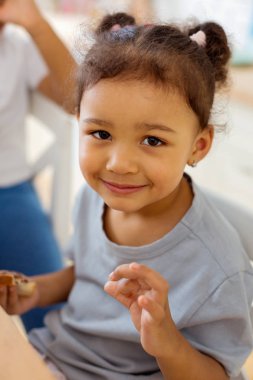 Kamerada poz veren çekici bir kızın portresi.