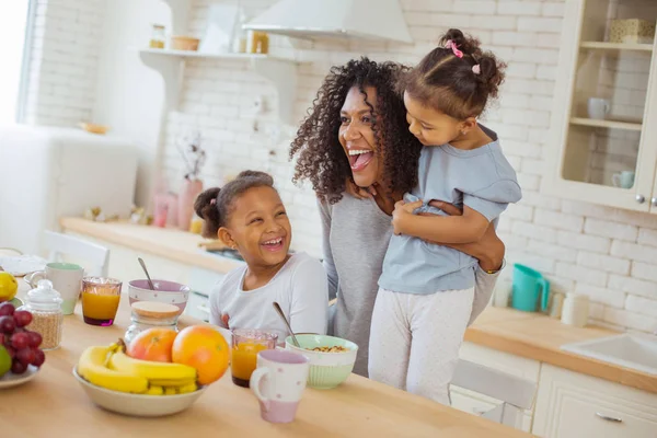 Positivo donna felice di giocare con i suoi figli — Foto Stock