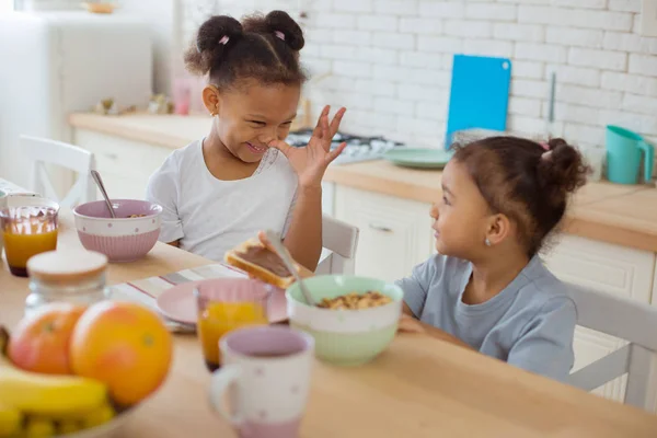 그녀의 여동생에 대 한 얼굴을 만드는 재미 국제 여자 — 스톡 사진