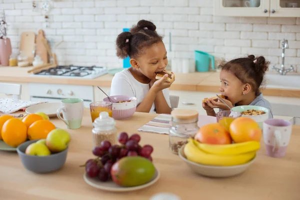 그들의 건강 한 아침 식사를 즐기는 쾌활 한 국제 아이 — 스톡 사진