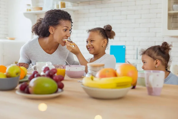 Persona attraente femminile che morde pezzo di sandwich — Foto Stock