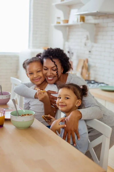 Incredibile bruna femminile sensazione di felicità con i suoi figli — Foto Stock