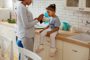 Özenli çocuk kaşık yulaf lapası ile seyir