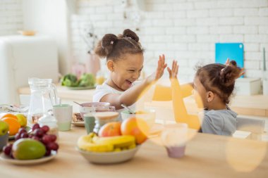 Neşeli esmer kızlar birbirine bakarak