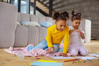 Gelecekteki resim hakkında düşünme memnun esmer çocuk