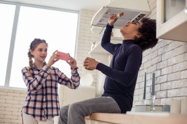 Zevk ile fıstık Yapıştır yeme olumlu mutlu çocuk