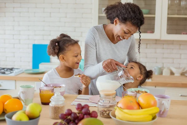 Positivo felice giovane donna guardando il suo bambino — Foto Stock