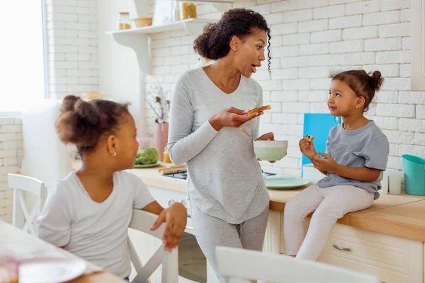 Känslomässiga curly-haired kvinnlig person kommer för att mata henne unge — Stockfoto