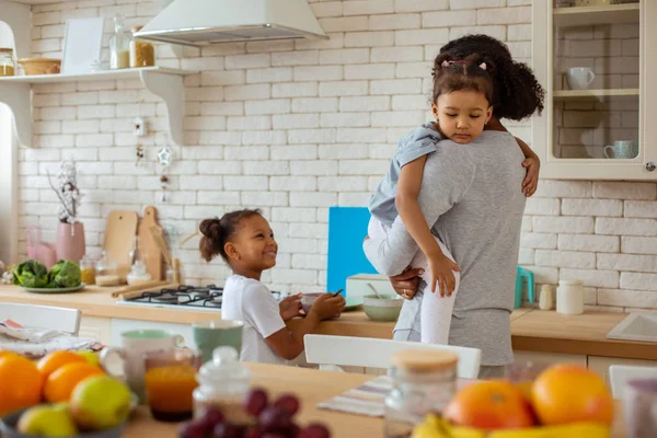 Orolig liten mörkhyade unge omfamnar hennes mamma — Stockfoto