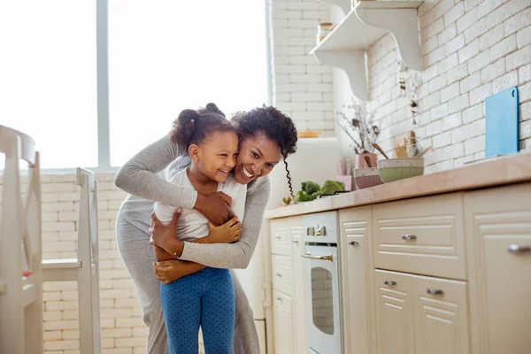 Jovem feliz abraçando sua filha bonito — Fotografia de Stock