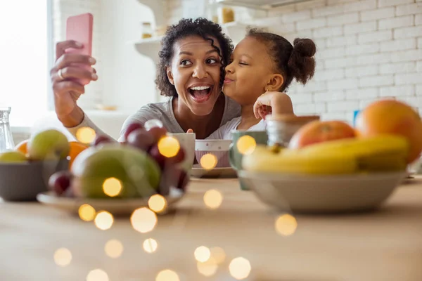 Geweldig internationale vrouwelijke persoon die zich voordeed op camera — Stockfoto