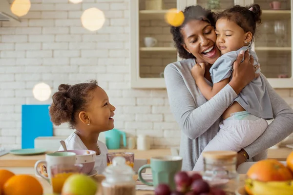 Tendre enfant appuyé sur sa jeune maman — Photo