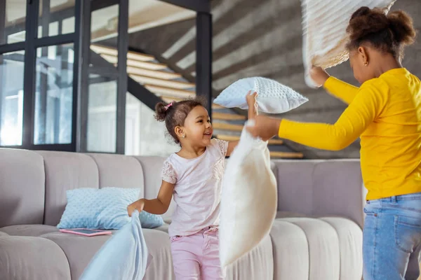 Glada curly-haired kid står i semi ställning — Stockfoto