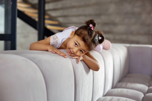 Gelangweilte kleine Frau träumt vom aktiven Wochenende — Stockfoto