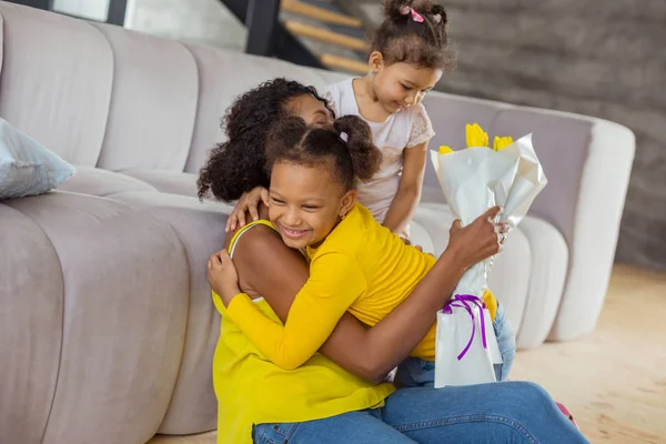 Linda niña abrazando a su joven madre — Foto de Stock