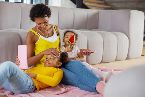 Relaxado jovem mulher passar o dia com seus filhos — Fotografia de Stock