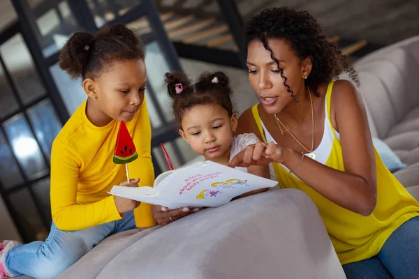 Concentrato genitore lettura libro utile per le figlie — Foto Stock