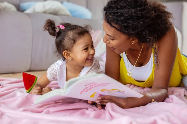 Alegre joven madre comunicándose con su hija — Foto de Stock