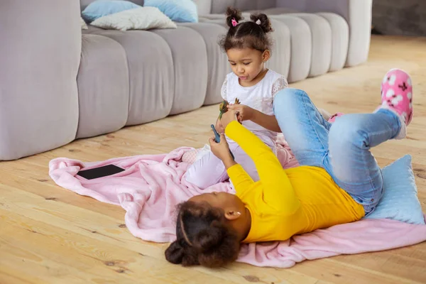 Dos hermanas amistosas jugando con sus juguetes — Foto de Stock