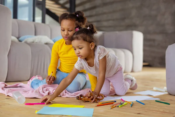 Niños concentrados van a dibujar juntos — Foto de Stock