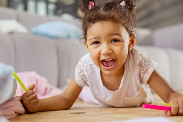 Positieve blij kind aan haar vriendelijke glimlach te tonen — Stockfoto