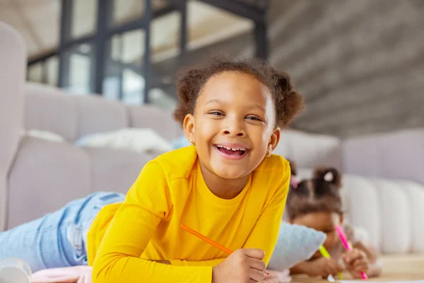 Feliz niña posando en cámara sola — Foto de Stock