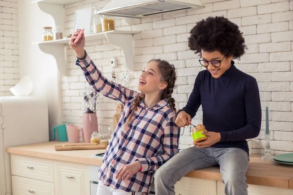 Positiv glad tonåringar spendera helger hemma — Stockfoto