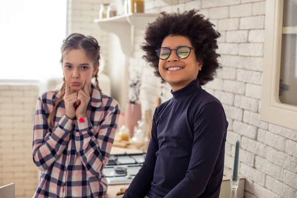 Otillfredsställd långhårig flicka röra hans fylliga kinder — Stockfoto