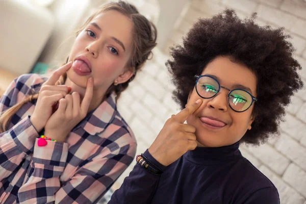 Adolescentes brincalhões fazendo caras engraçadas na câmera — Fotografia de Stock