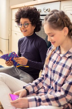 Neşeli uluslararası çocuk gülüyor komik şaka