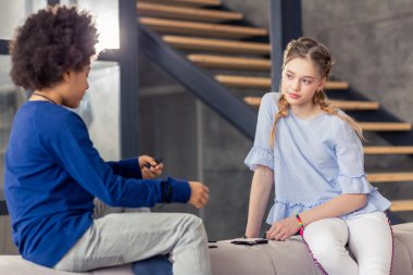 Sevimli genç onun düşüncelerinde derin olmak