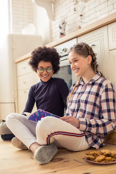 Fantastisk blond tonåring med resten efter studier — Stockfoto