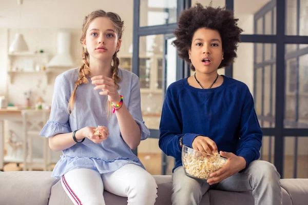 Emotionale Teenager gucken gemeinsam Film zu Hause — Stockfoto