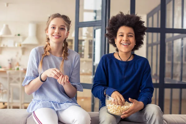 Film izlerken sırasında patlamış mısır yemek olumlu mutlu çocuklar