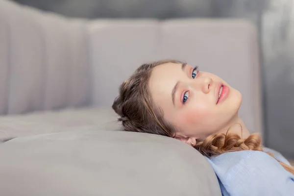 Portrait of tender girl that posing on camera — Stock Photo, Image