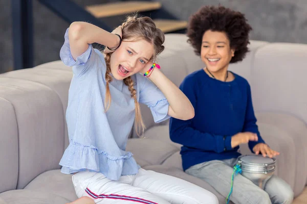 Emocional menina de cabelos compridos cobrindo seus ouvidos concurso — Fotografia de Stock