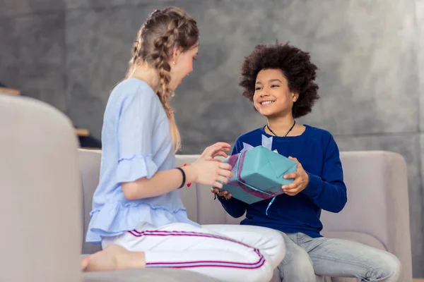 Positiv beglückte Kinder, die sich gegenseitig anschauen — Stockfoto