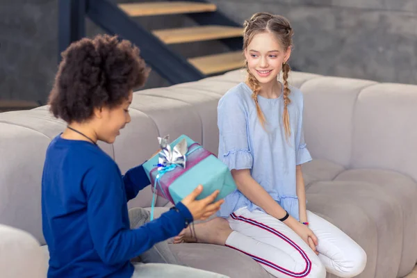 Schattig langharige meisje haar internationale vriend kijken — Stockfoto