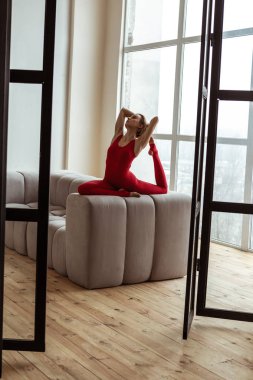 Yoga duruş yalnız kalan dramatik genç kadın