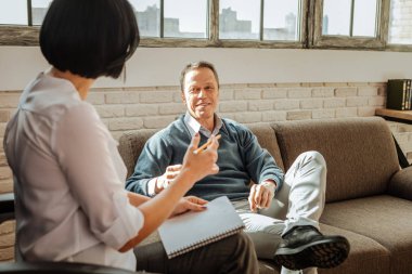 Hoş sohbet esmer doktor ile gülümseyen yakışıklı adam