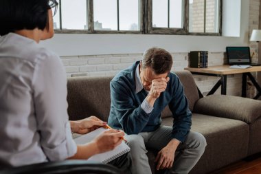 Ruhsal sorunları olan ve onları açıklayan umutsuzluğa kısa saçlı hasta