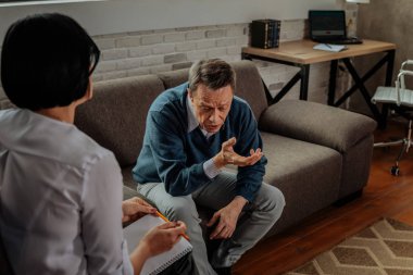 Aktif bir kadınla konuşurken el hareketi pervasız hoş olmayan adam