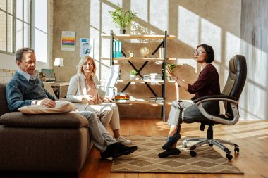 Bob saç kesimi bir çift sakinleştirici ile etkin esmer terapist